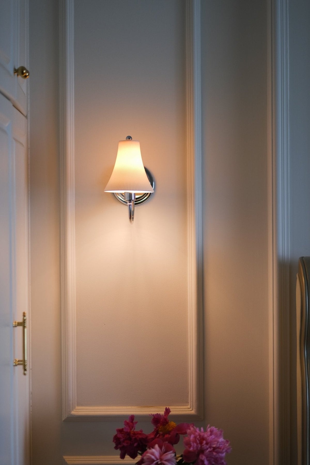 Slim Waist Wall Sconce – Modern Ceramic & Metal Wall Light