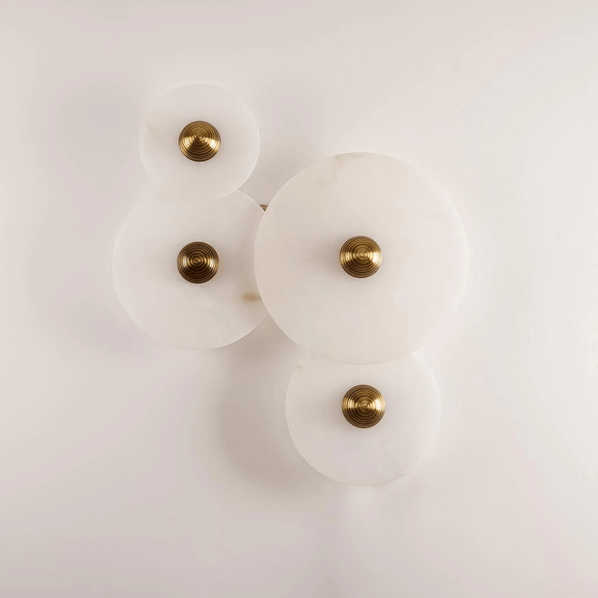 Nayra Alabaster Wall Sconce – Sculpted LED Wall Light in Natural Stone