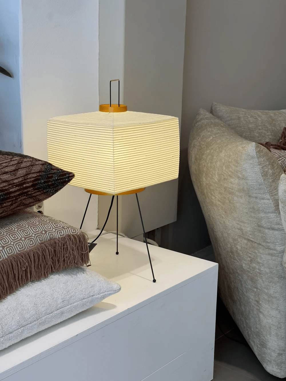 Washi Paper Table Lamp with Bamboo Ribs – Modern Ambient Lighting