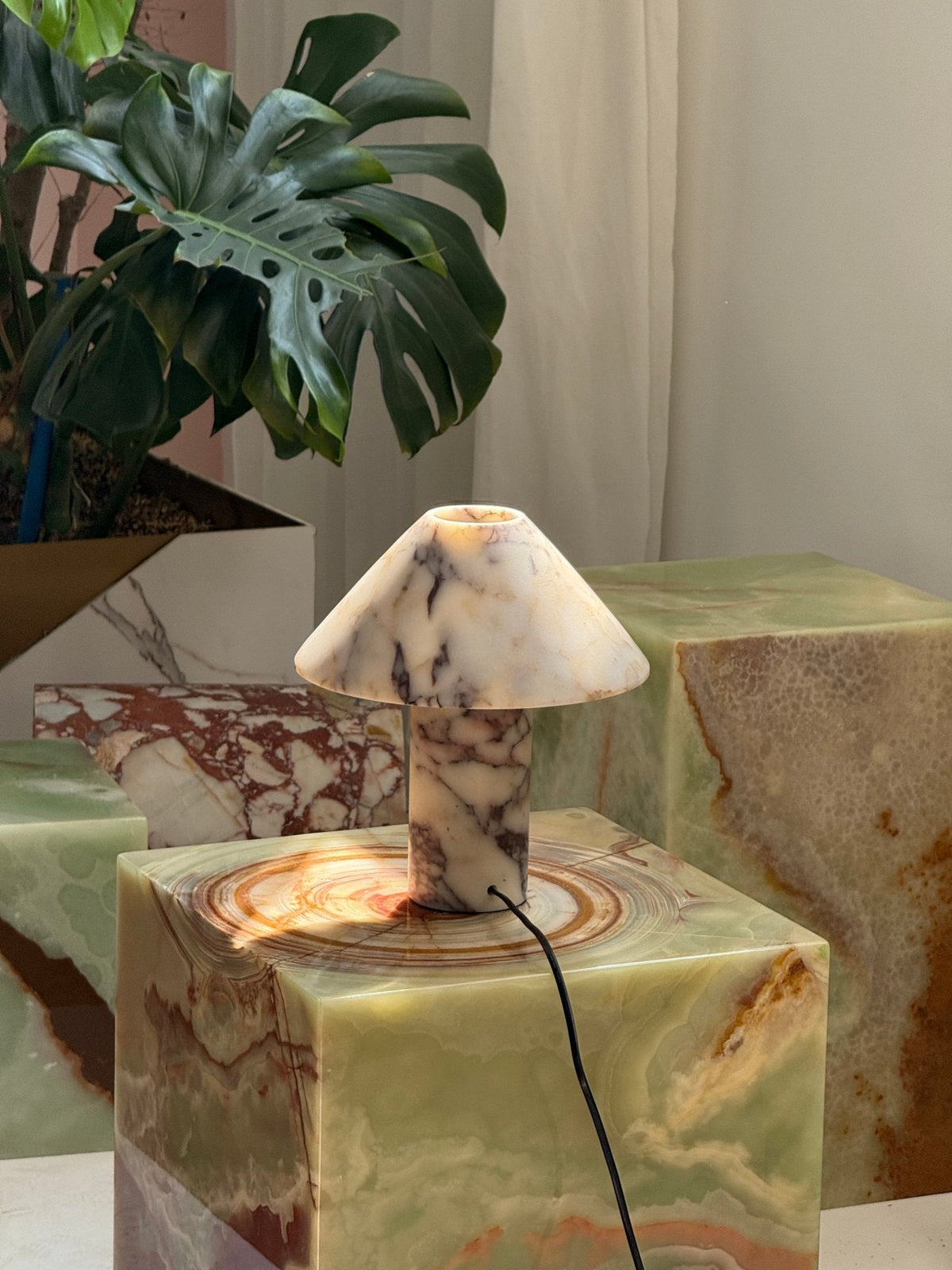 Marbelle Onyx Table Lamp – Hand-Carved Natural Stone Bedside Light