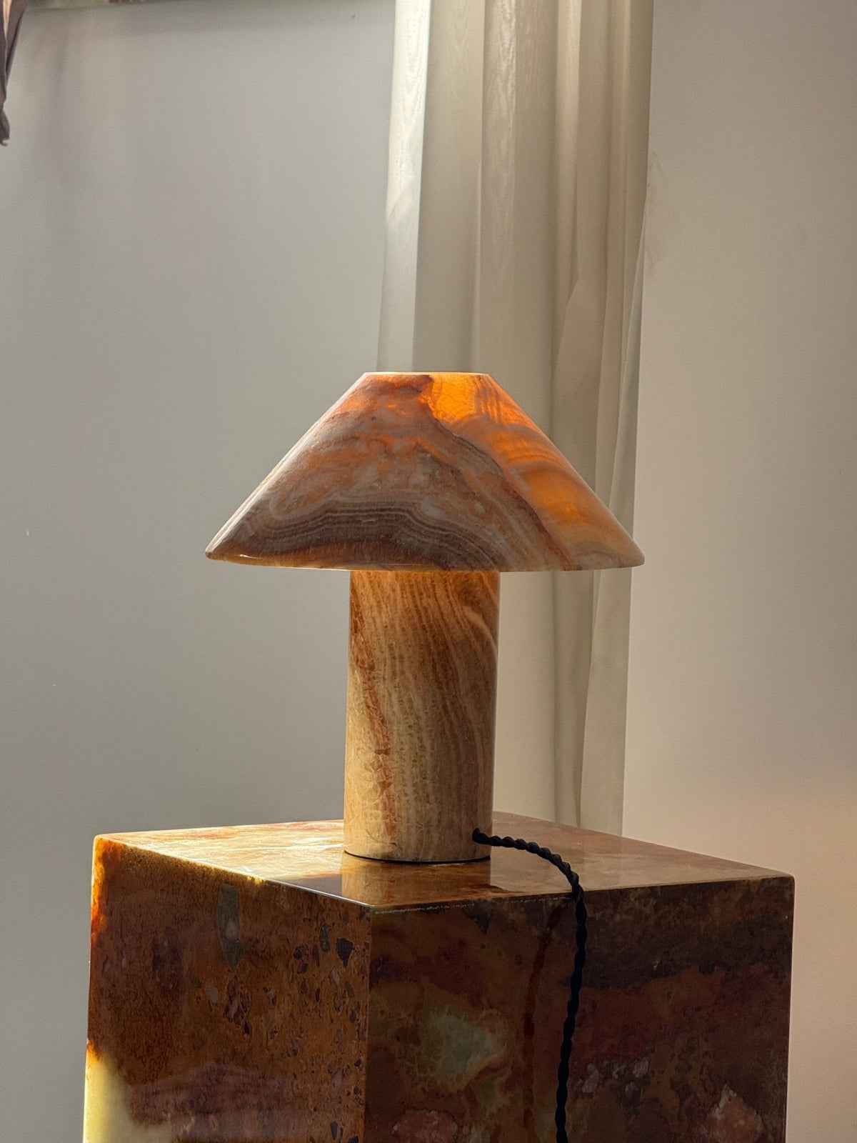 Marbelle Onyx Table Lamp – Hand-Carved Natural Stone Bedside Light