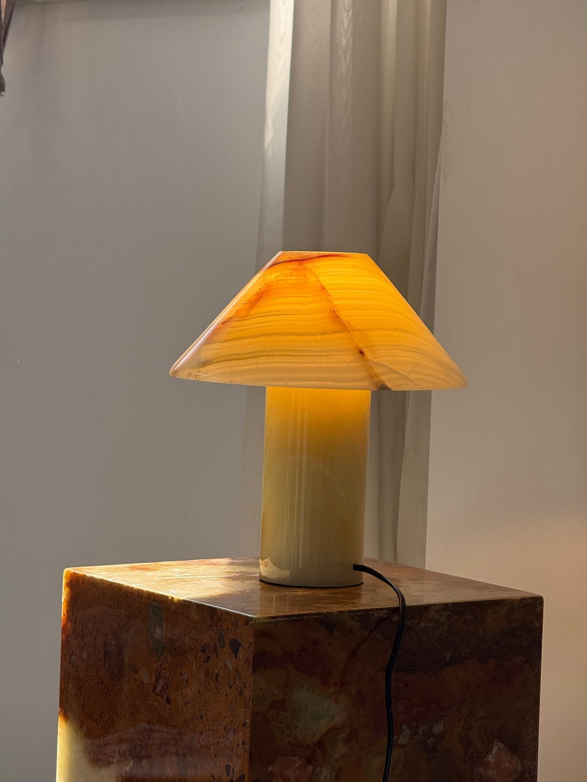 Marbelle Onyx Table Lamp – Hand-Carved Natural Stone Bedside Light