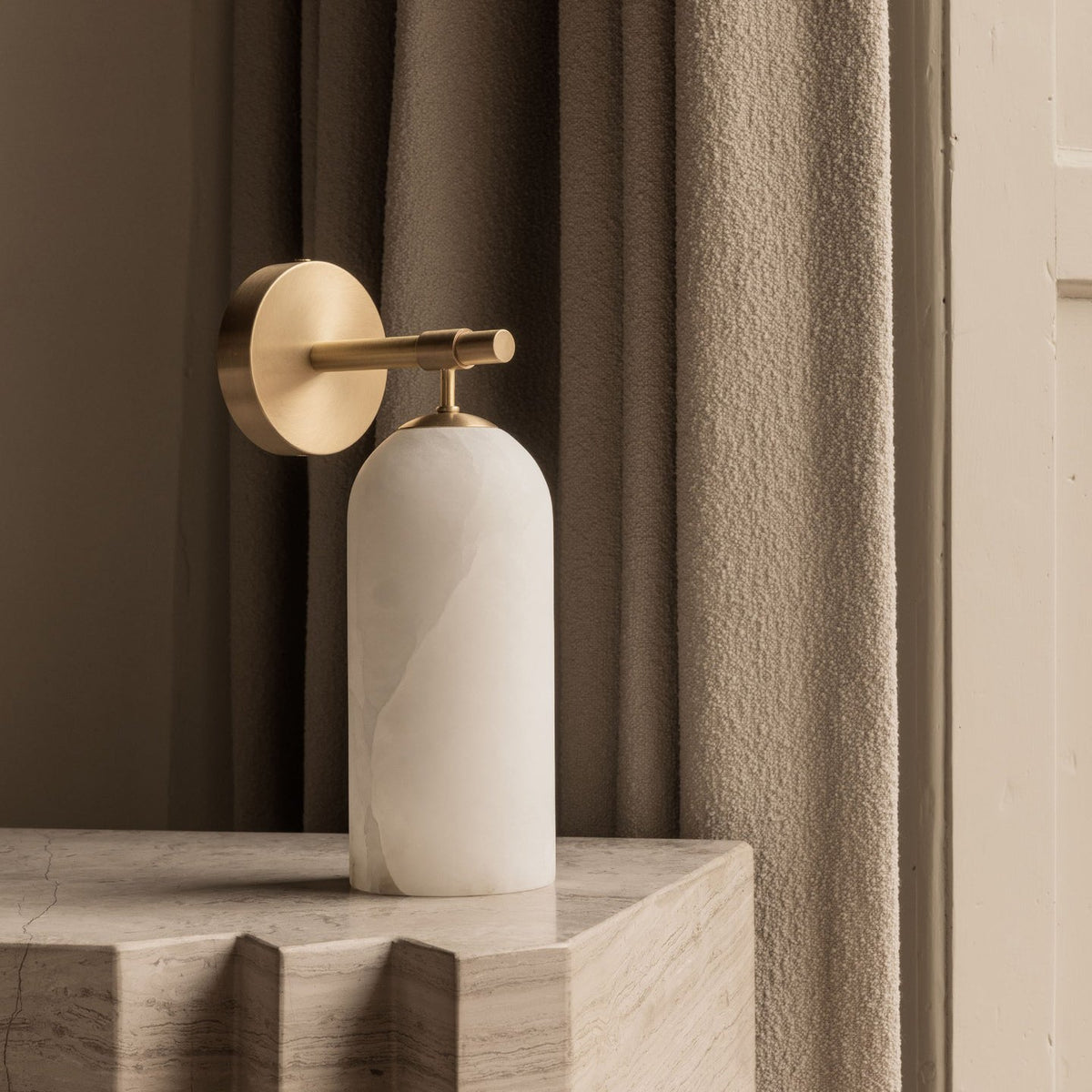 Pillar Alabaster Wall Sconce – Natural Stone, Brushed Gold Accent