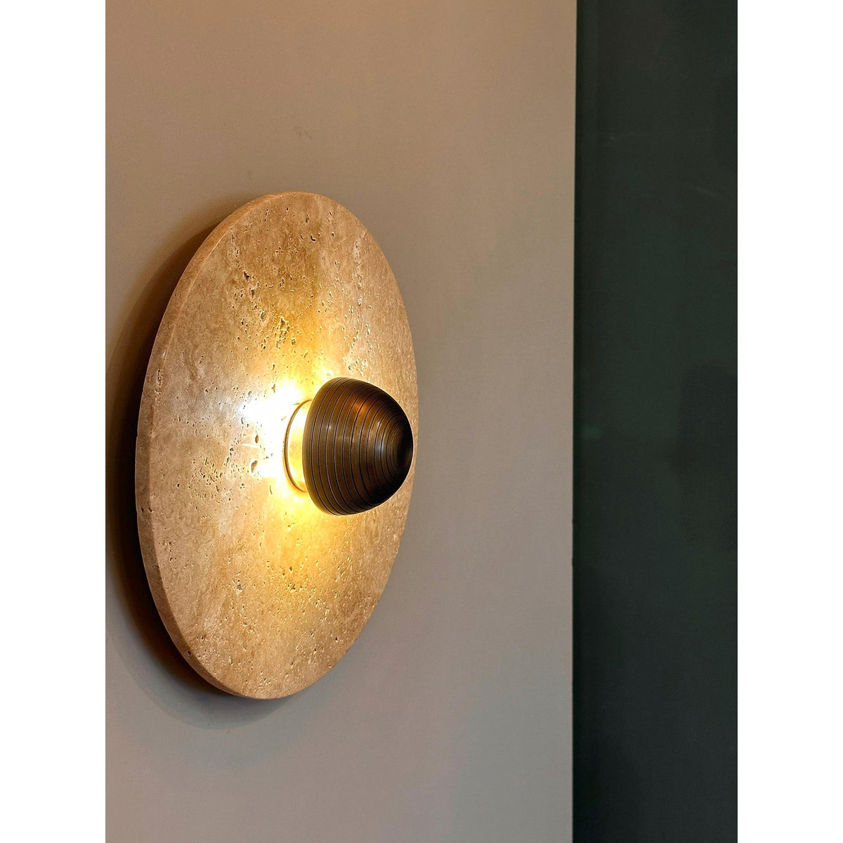 alese-travertine-wall-lamp