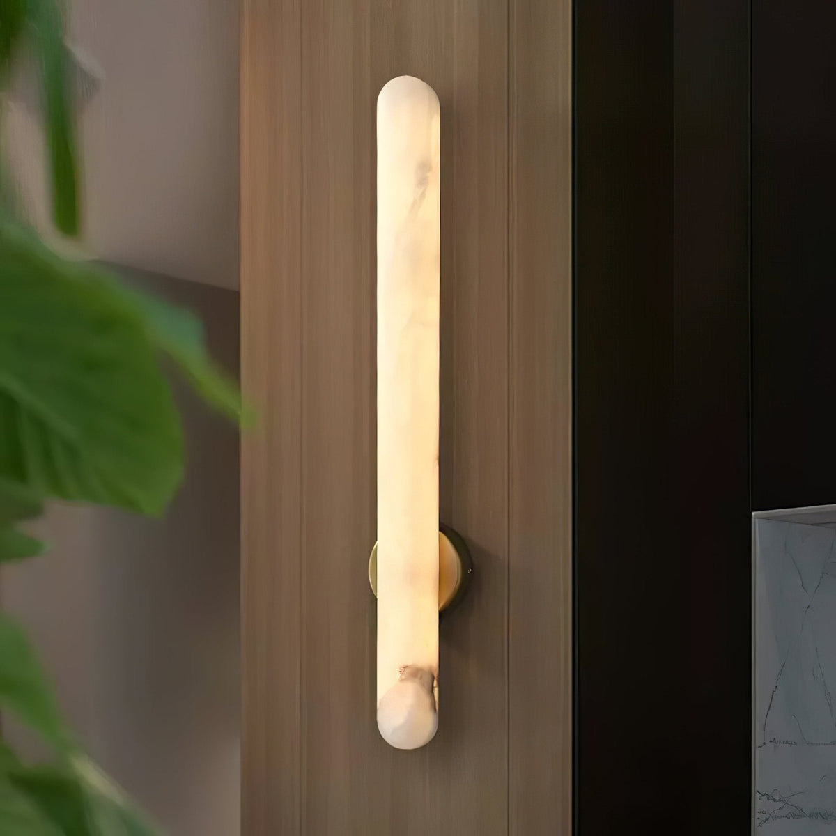 Alunari Alabaster LED Wall Sconce in Gold – Modern Linear Lighting