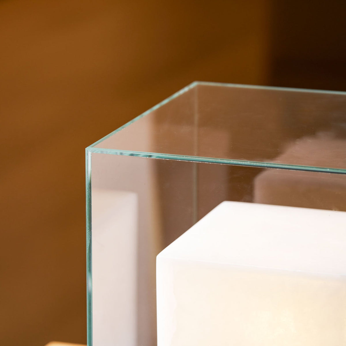 Arqra Alabaster Table Lamp – Sculptural LED Accent Light for Modern Interiors