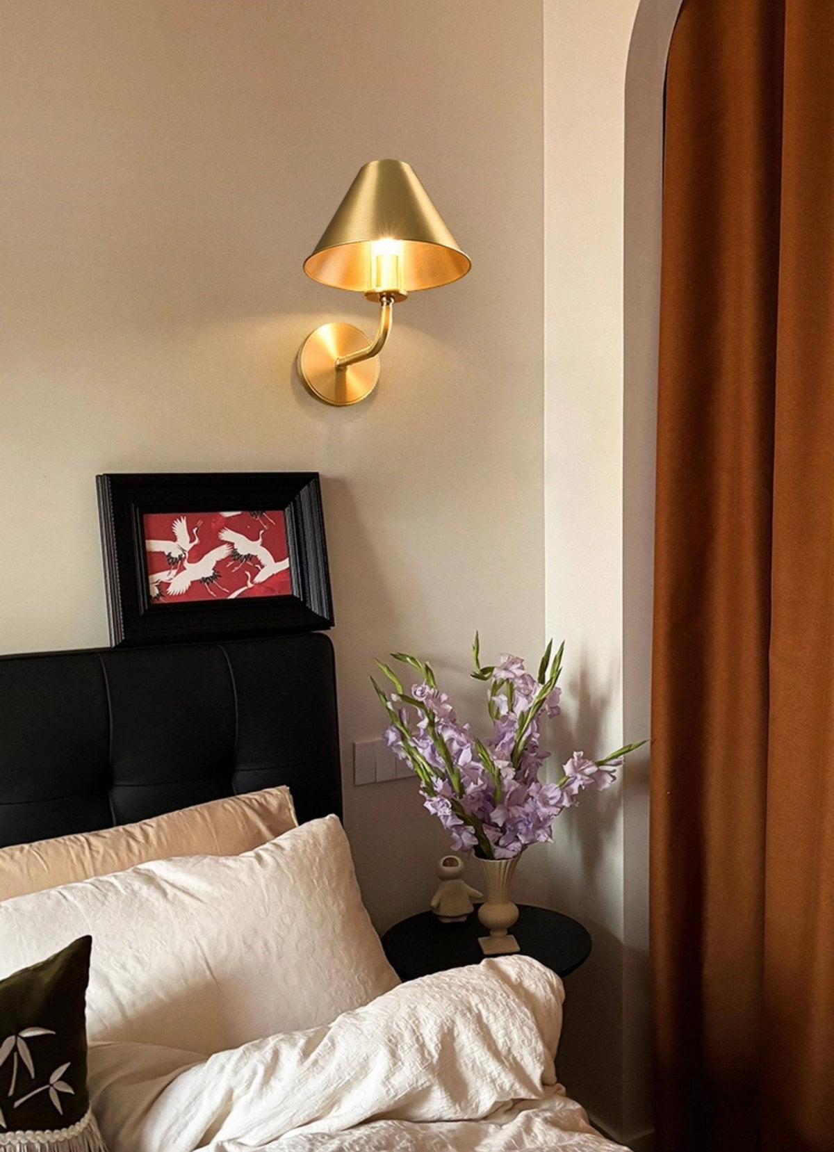 Aurelia Brass Wall Sconce – Modern Minimalist Illumination