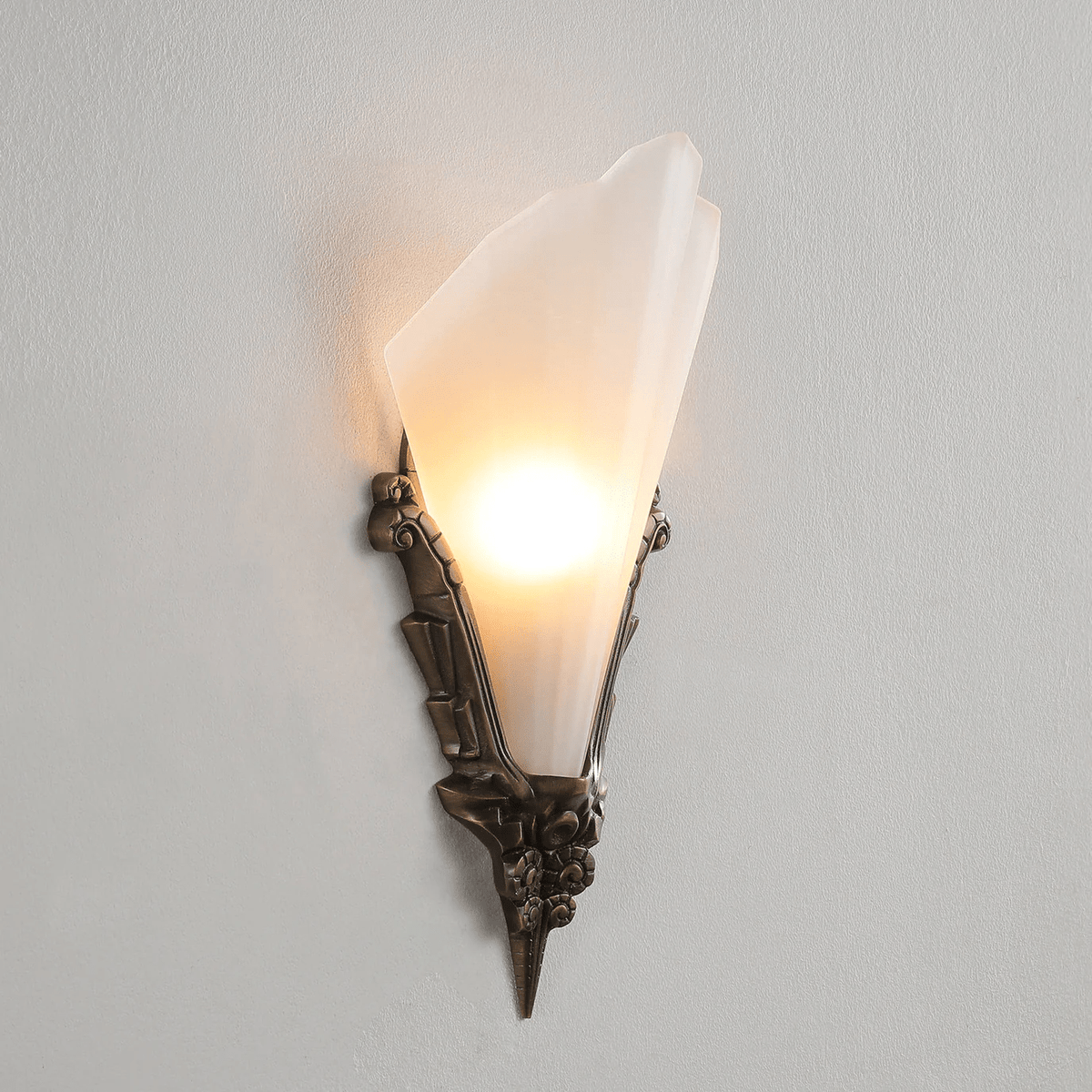 Aurivelle Art Deco Wall Sconce with Fluted Alabaster Glass and Antique Brass