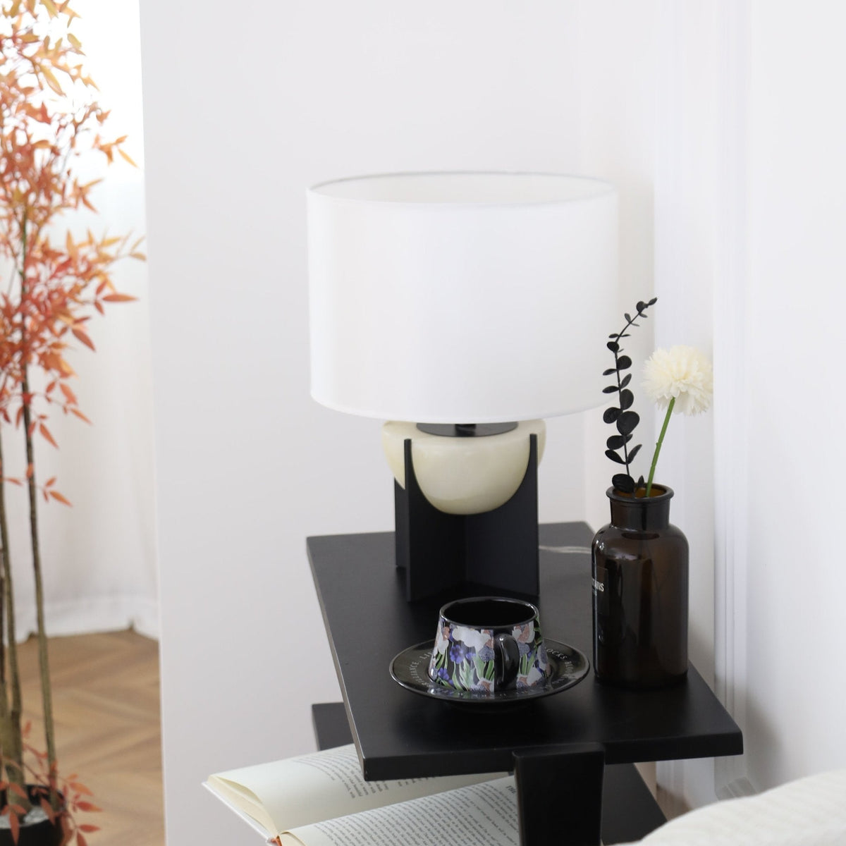 Axis Alabaster Table Lamp – Sculptural Bedside & Living Room Lighting