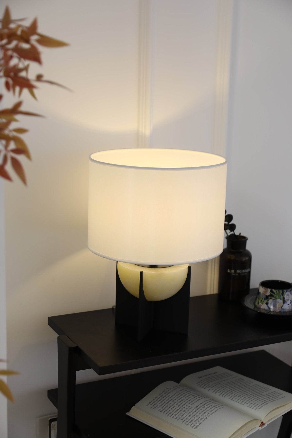 Axis Alabaster Table Lamp – Sculptural Bedside & Living Room Lighting