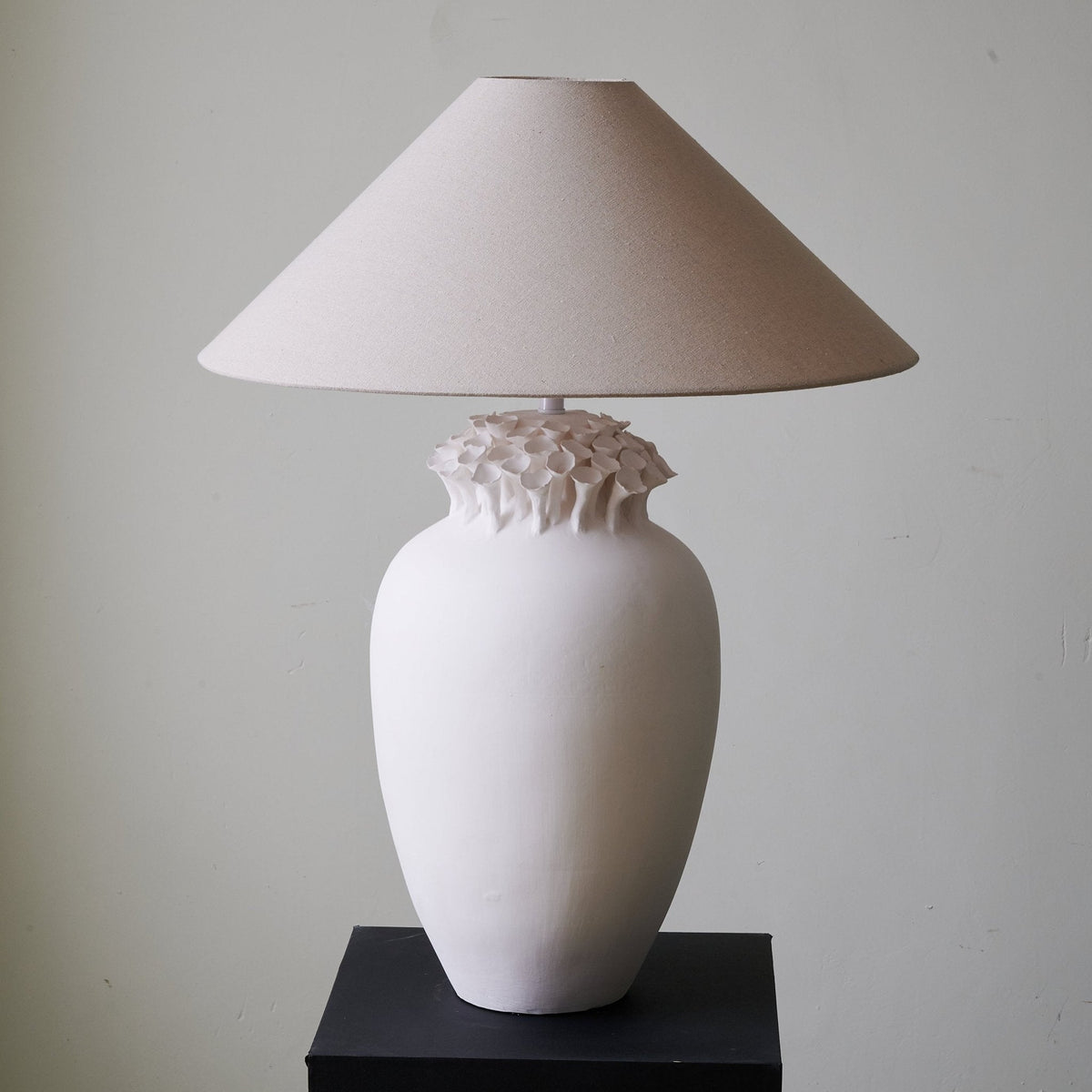 Blossom Crest Ceramic Table Lamp – Sculptural Floral Design with Linen Shade