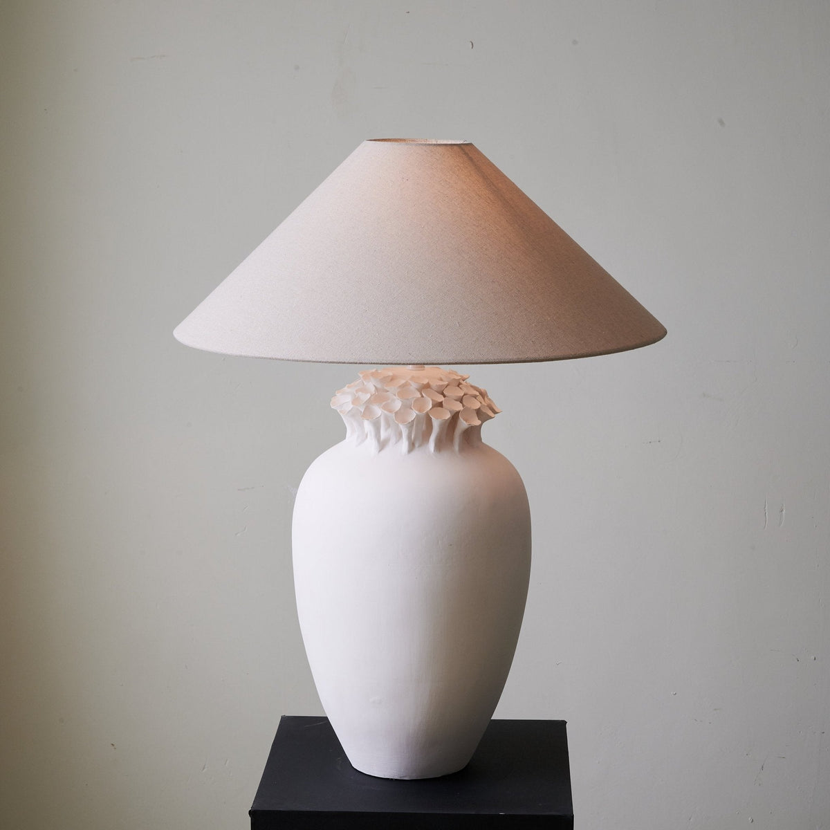 Blossom Crest Ceramic Table Lamp – Sculptural Floral Design with Linen Shade