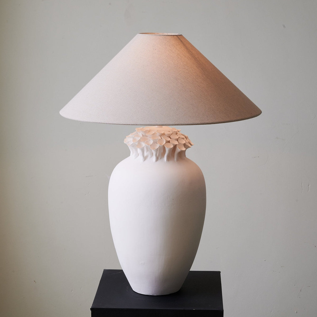 Blossom Crest Ceramic Table Lamp – Sculptural Floral Design with Linen Shade