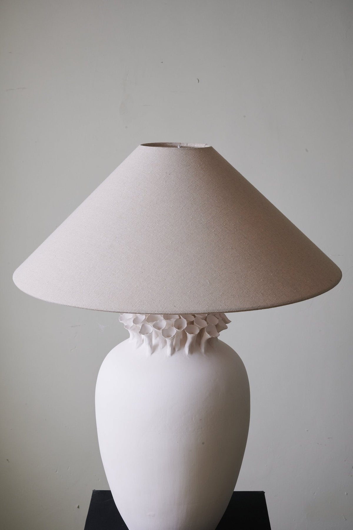 Blossom Crest Ceramic Table Lamp – Sculptural Floral Design with Linen Shade