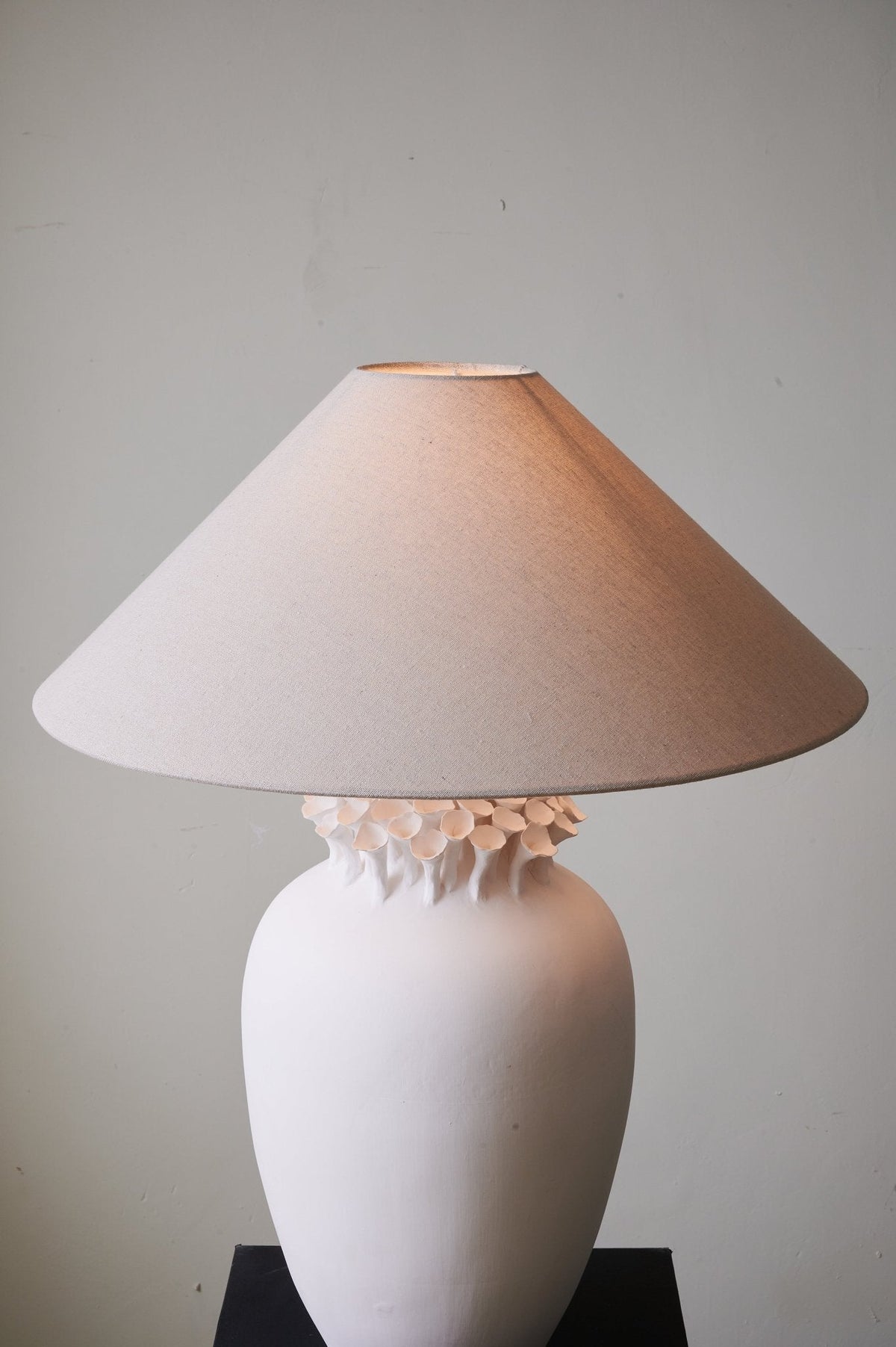 Blossom Crest Ceramic Table Lamp – Sculptural Floral Design with Linen Shade