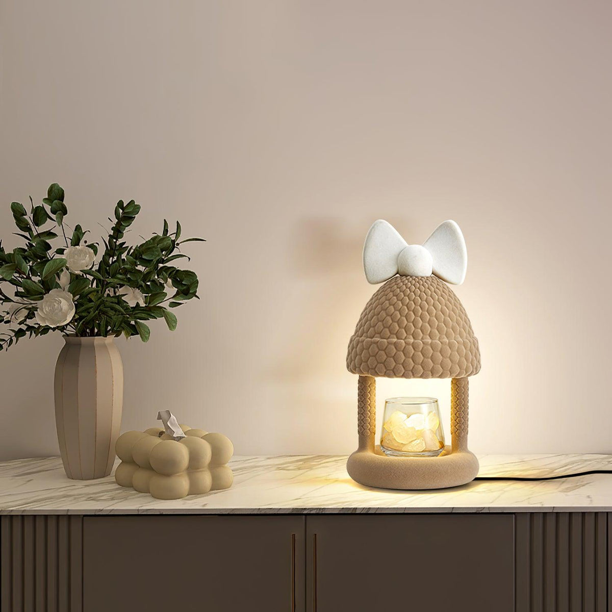 bow-tie-hat-table-lamp