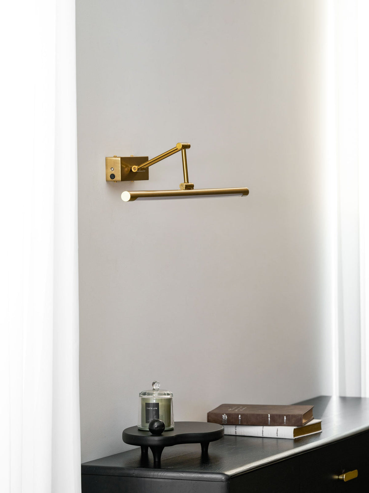 Brillan Frame Rechargeable LED Wall Sconce for Artwork, Warm Light