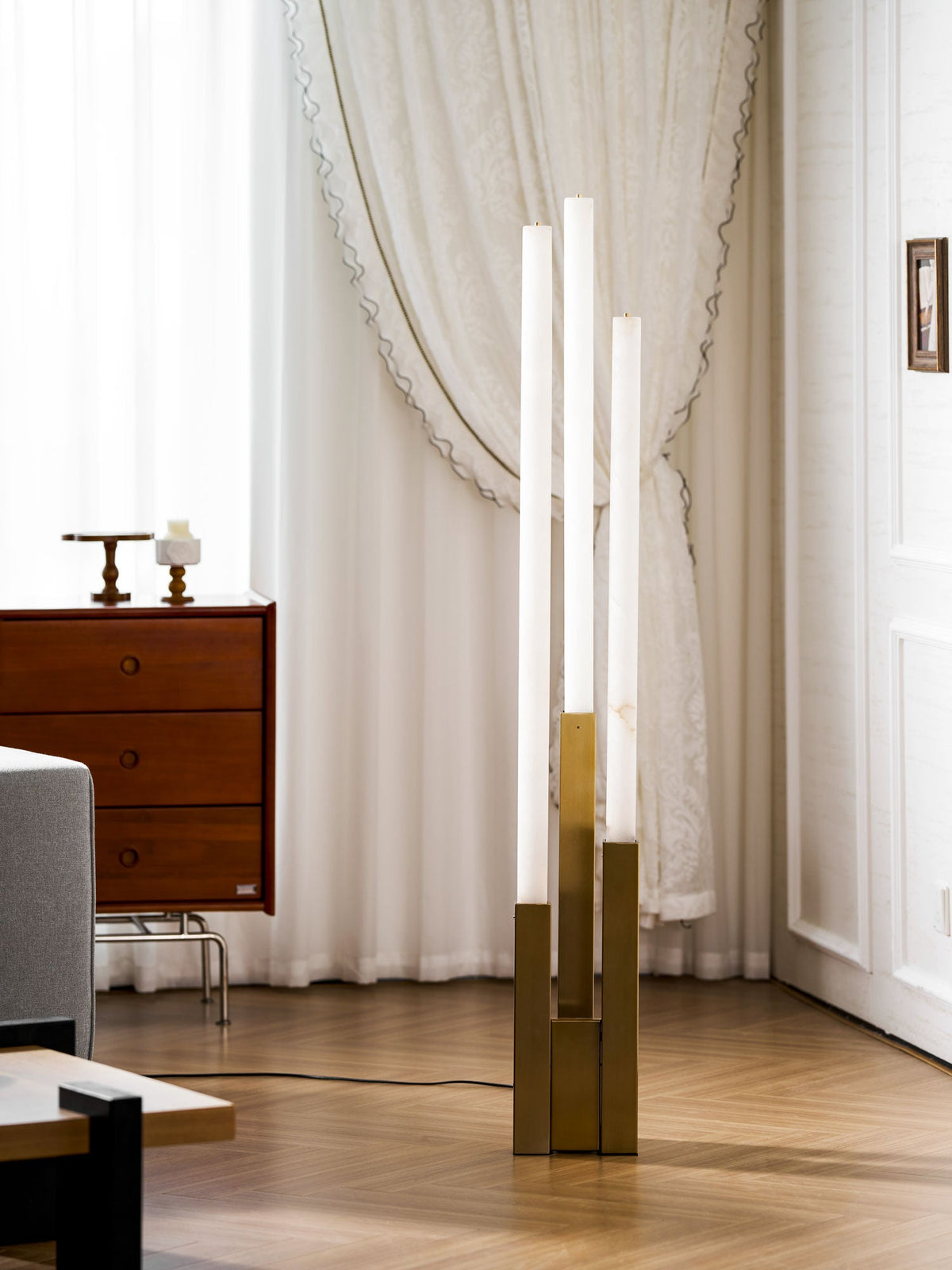 Callisto Alabaster Floor Lamp – Sculptural LED Brass Floor Light