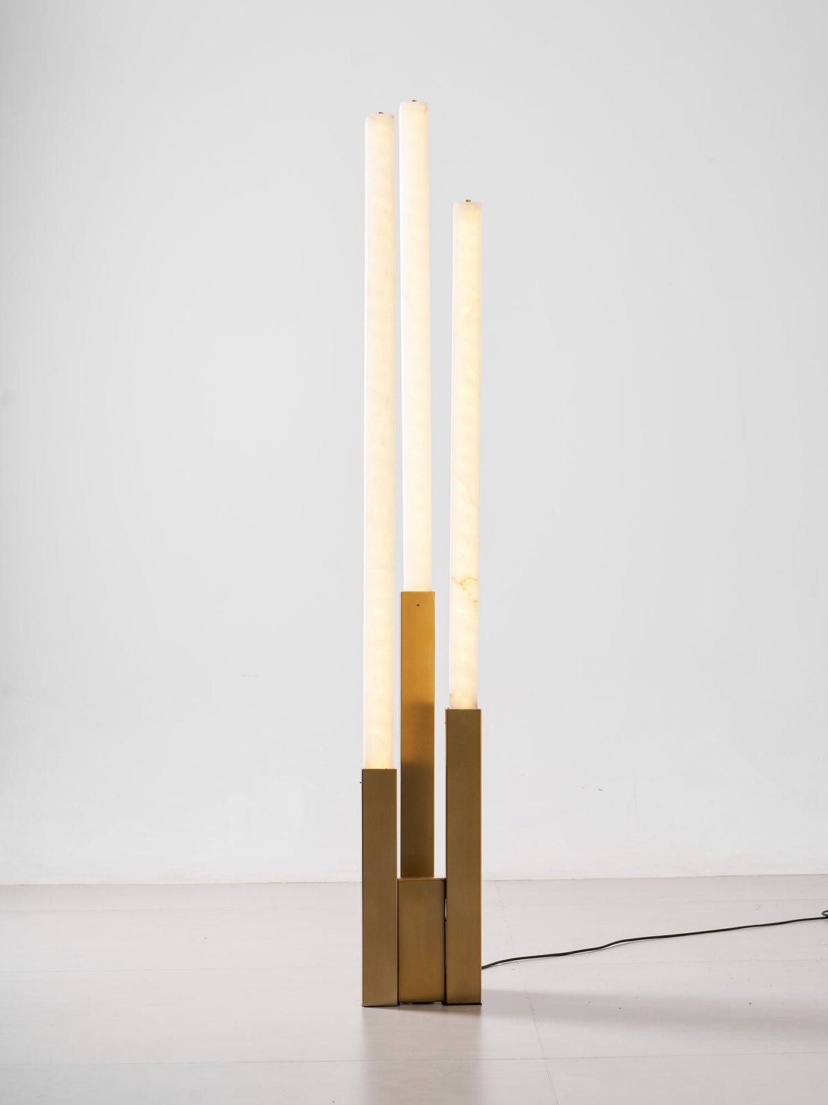 Callisto Alabaster Floor Lamp – Sculptural LED Brass Floor Light