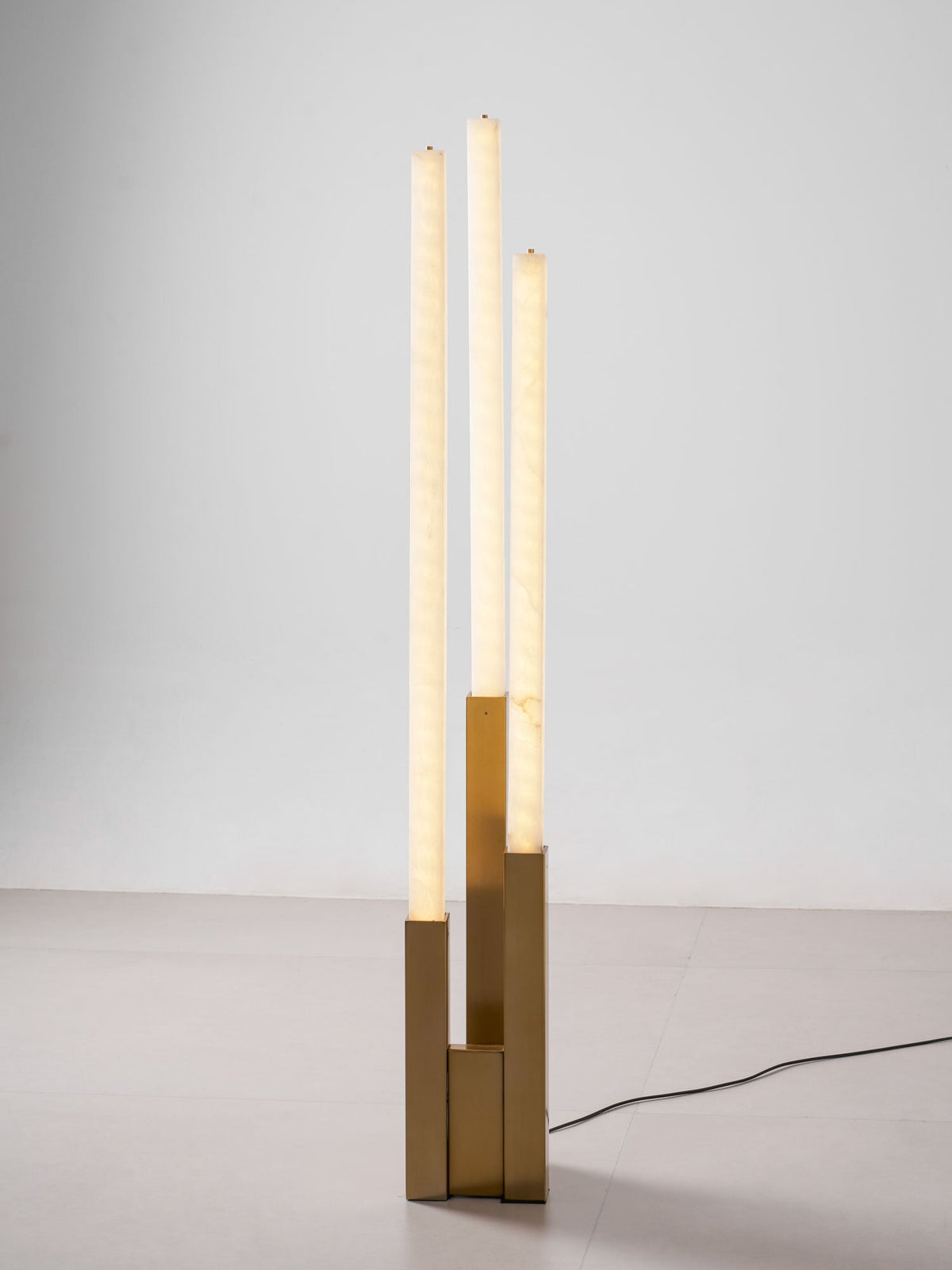 Callisto Alabaster Floor Lamp – Sculptural LED Brass Floor Light