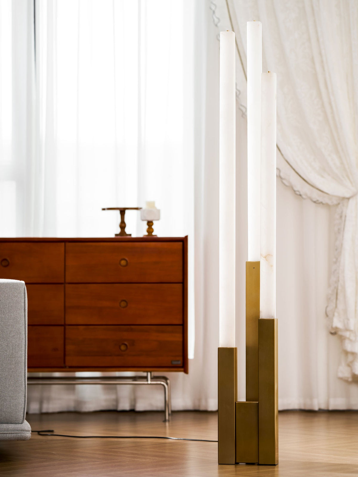Callisto Alabaster Floor Lamp – Sculptural LED Brass Floor Light