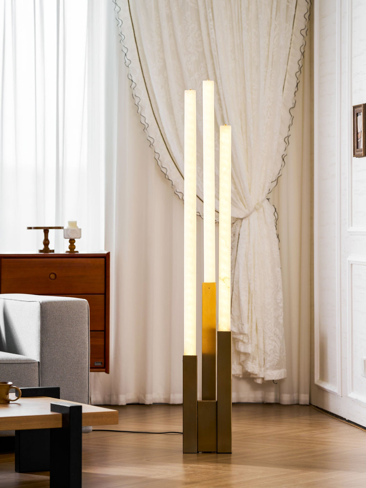 Callisto Alabaster Floor Lamp – Sculptural LED Brass Floor Light