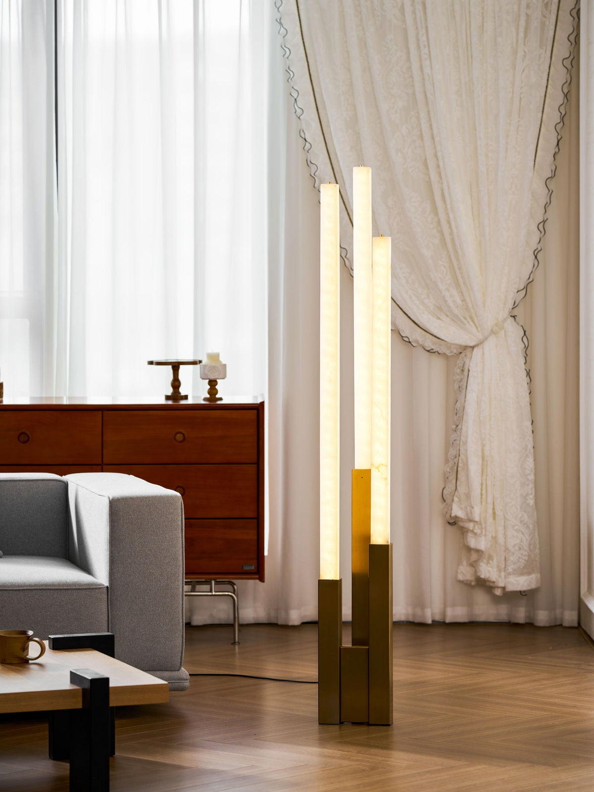 Callisto Alabaster Floor Lamp – Sculptural LED Brass Floor Light