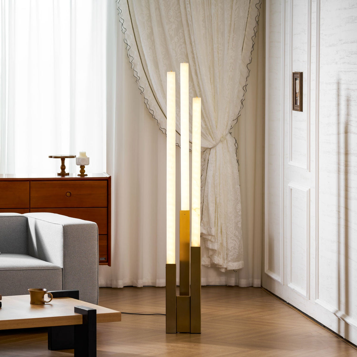 Callisto Alabaster Floor Lamp – Sculptural LED Brass Floor Light
