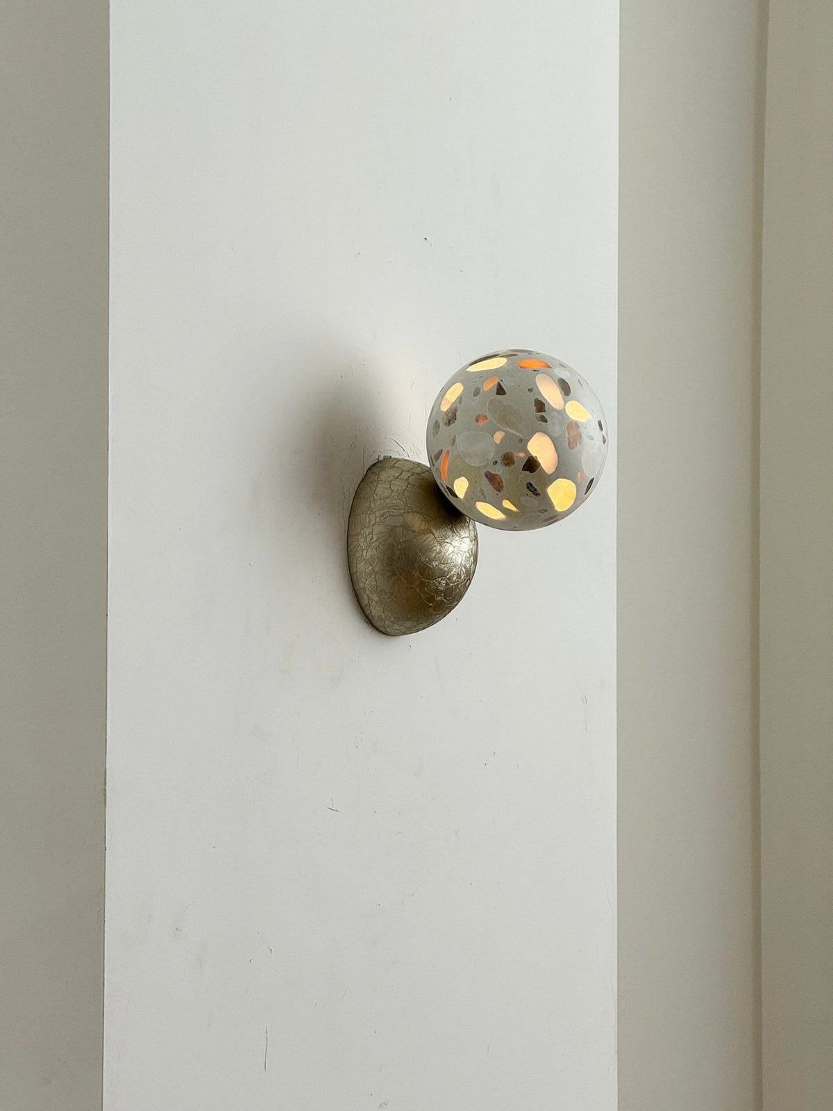callisto-eclipse-wall-lamp