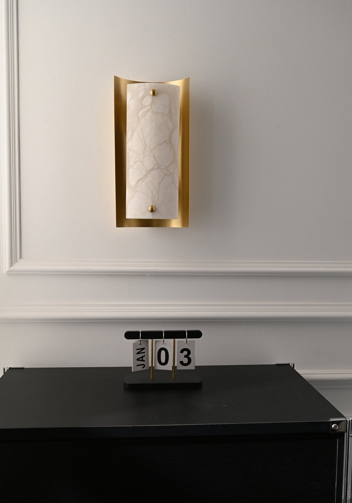 Calviero Alabaster Wall Sconce in Brass – Modern LED Wall Light
