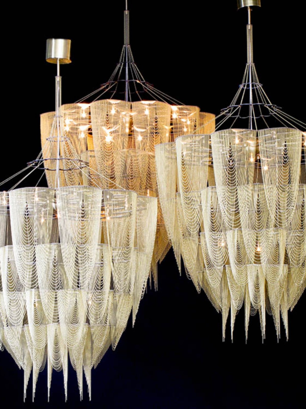 Cascade Aluminum Chain Chandelier – Modern Sculptural Pendant Light for Dining and Living Spaces