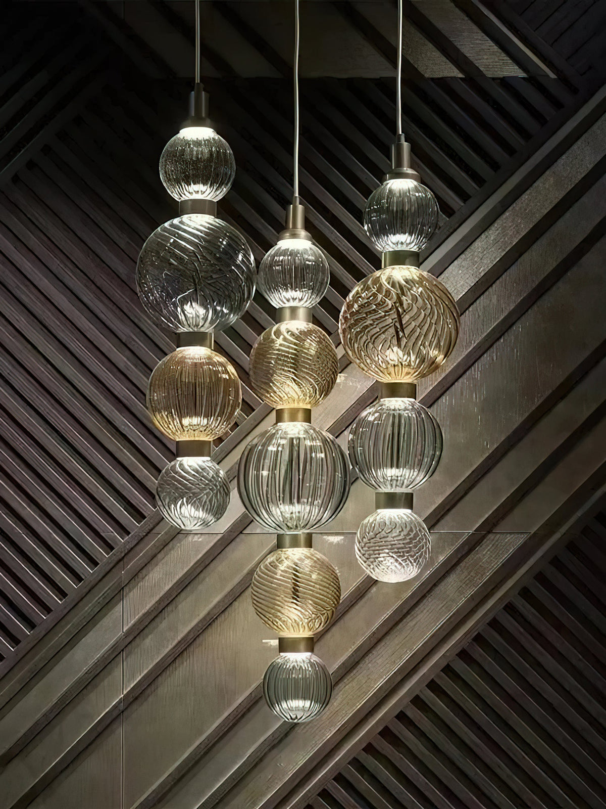 Celvara Sculptural Globe Pendant Light – Hand-Blown Glass Chandelier