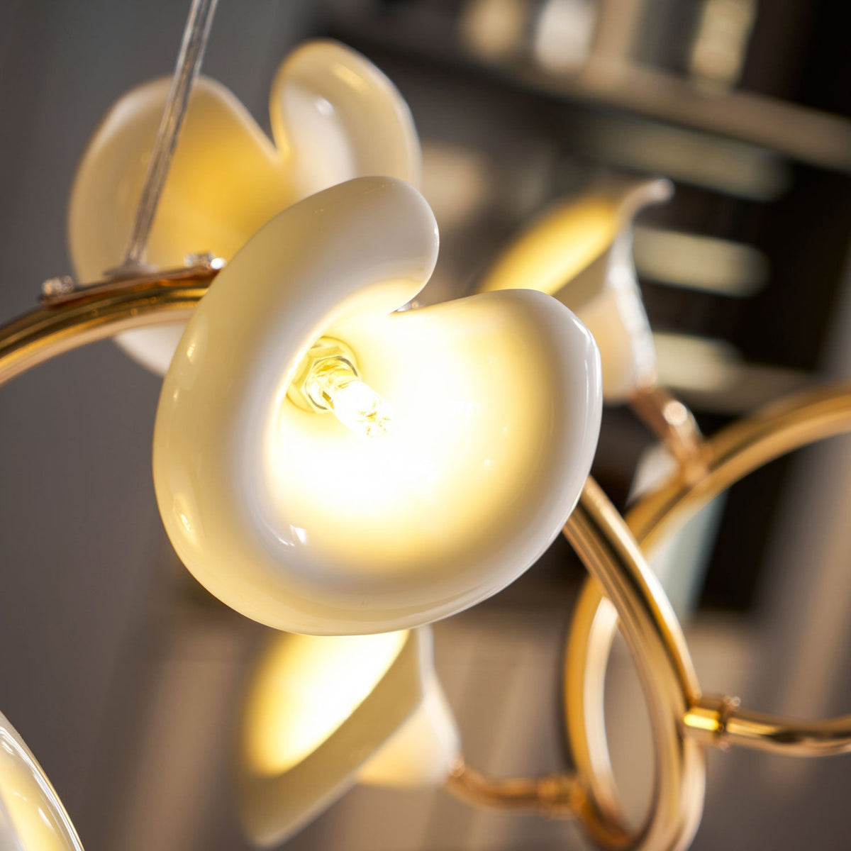 Cerisium Blossom Chandelier – Sculptural Ceramic & Iron Pendant Light