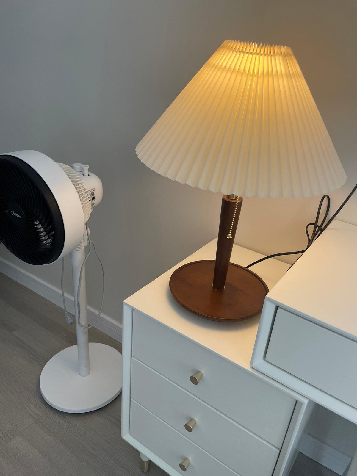 Cone_Pleated_Fabric_Table_Lamp