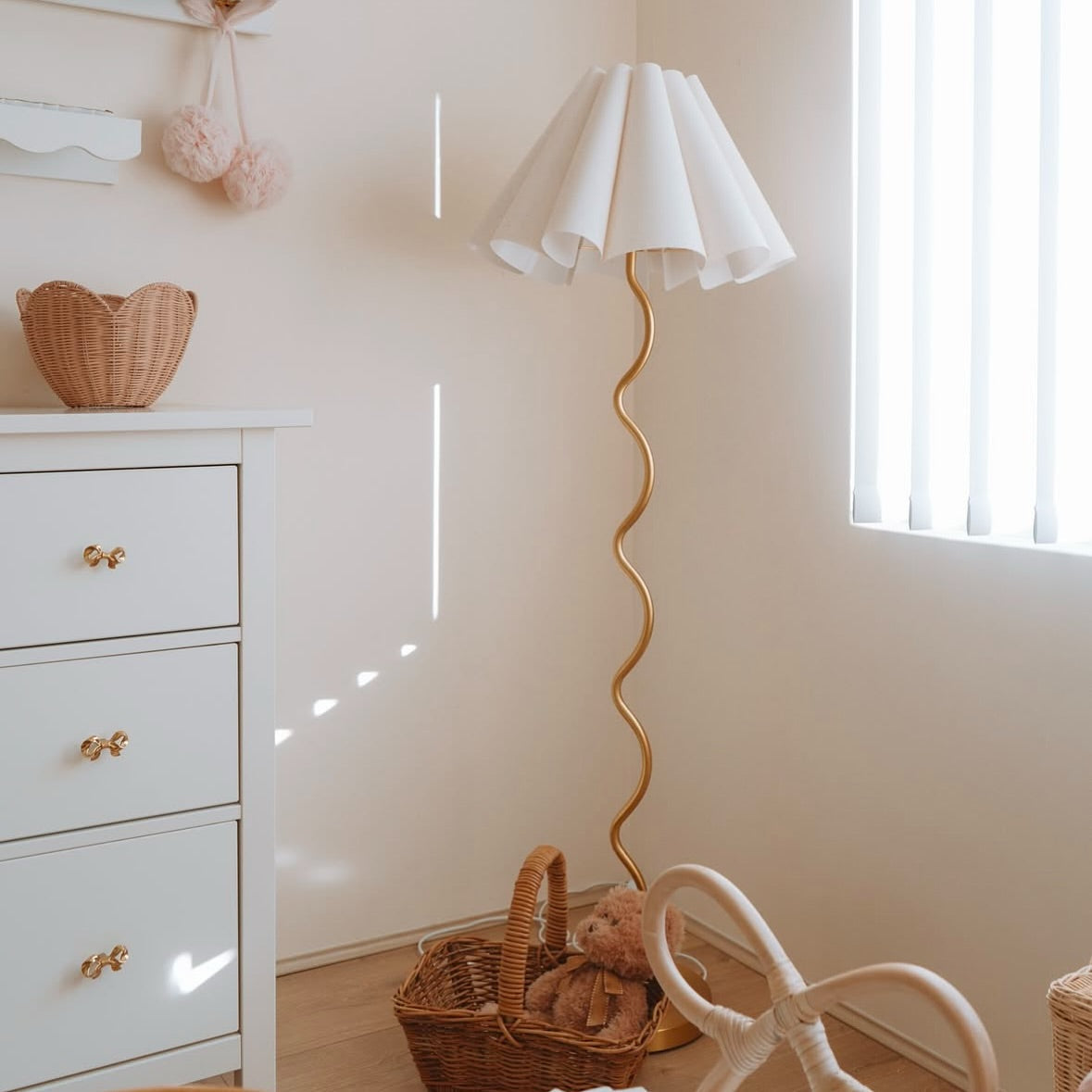 cora-floor-lamp