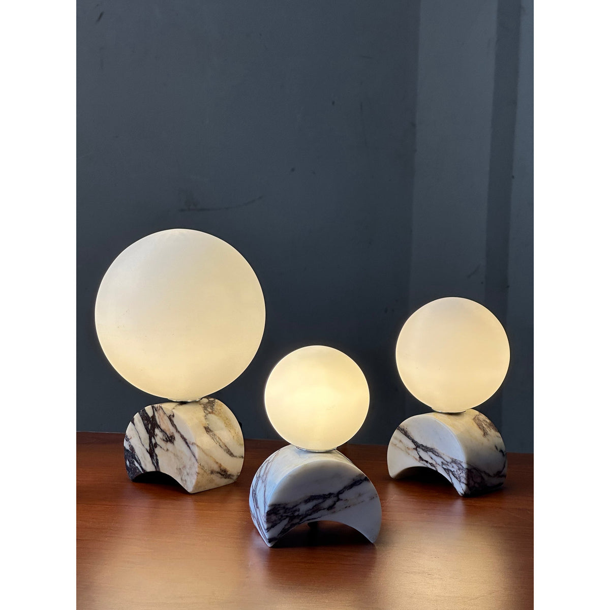 crescent-marble-table-lamp