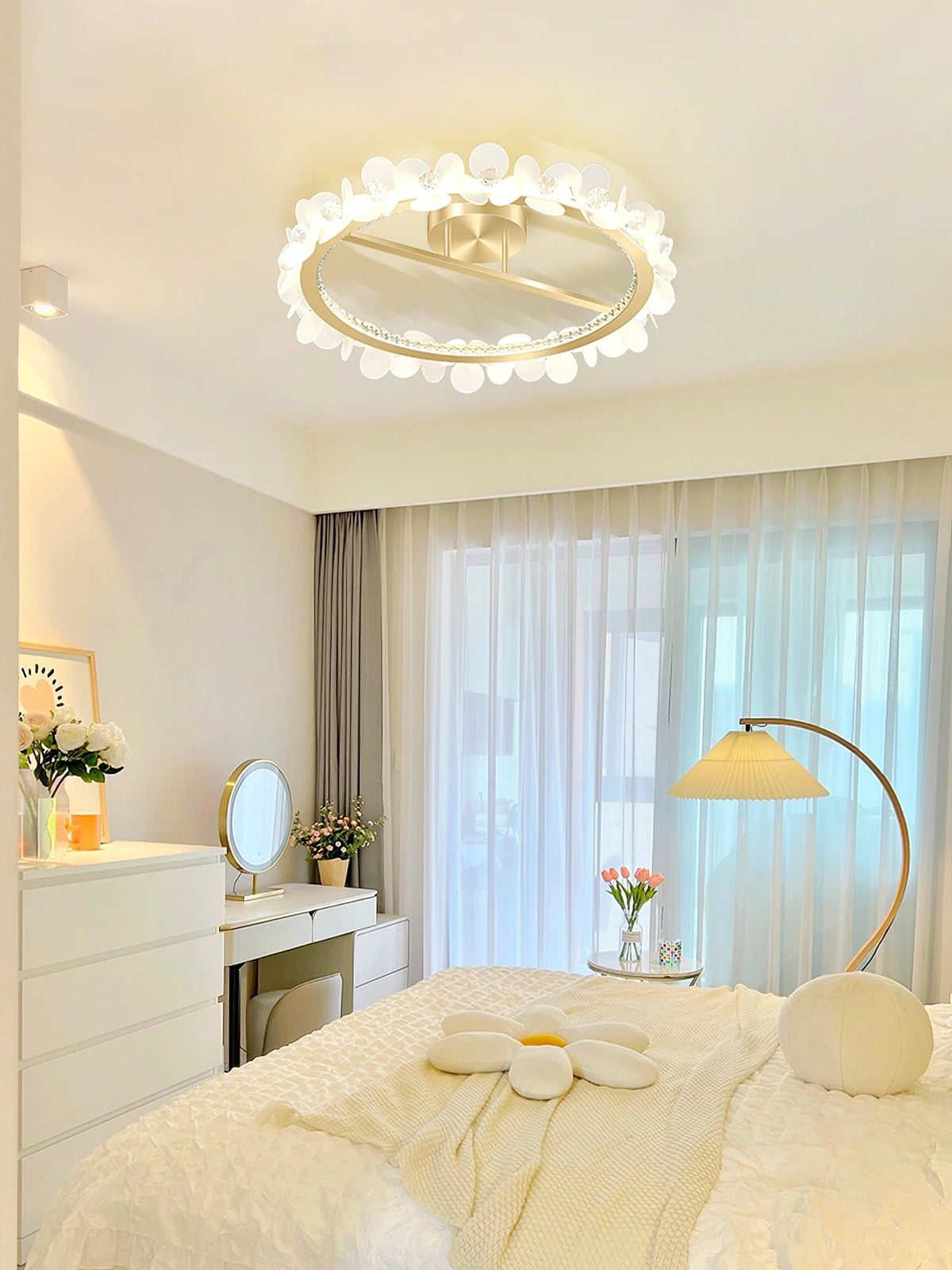 Round Petal Ceiling Lamp