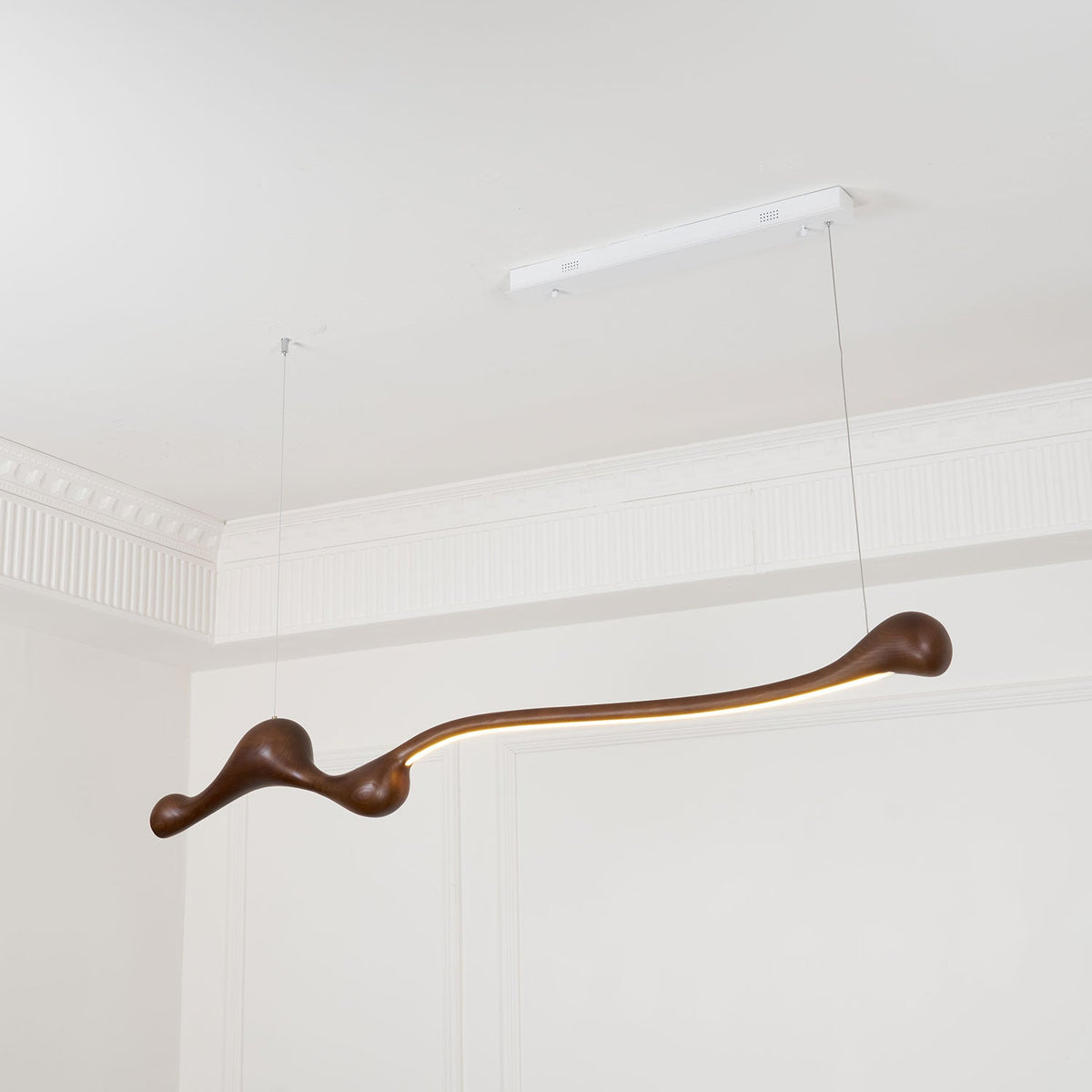 Curva Sculptural Wood LED Pendant Light – Modern Organic Design