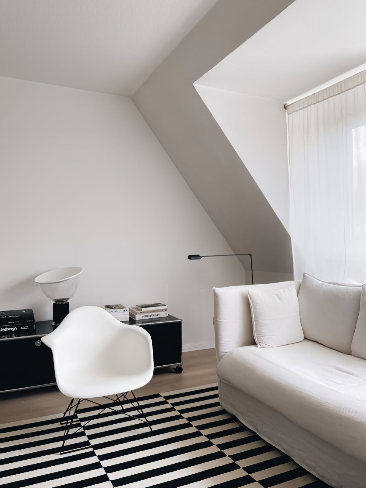 daphine-floor-lamp