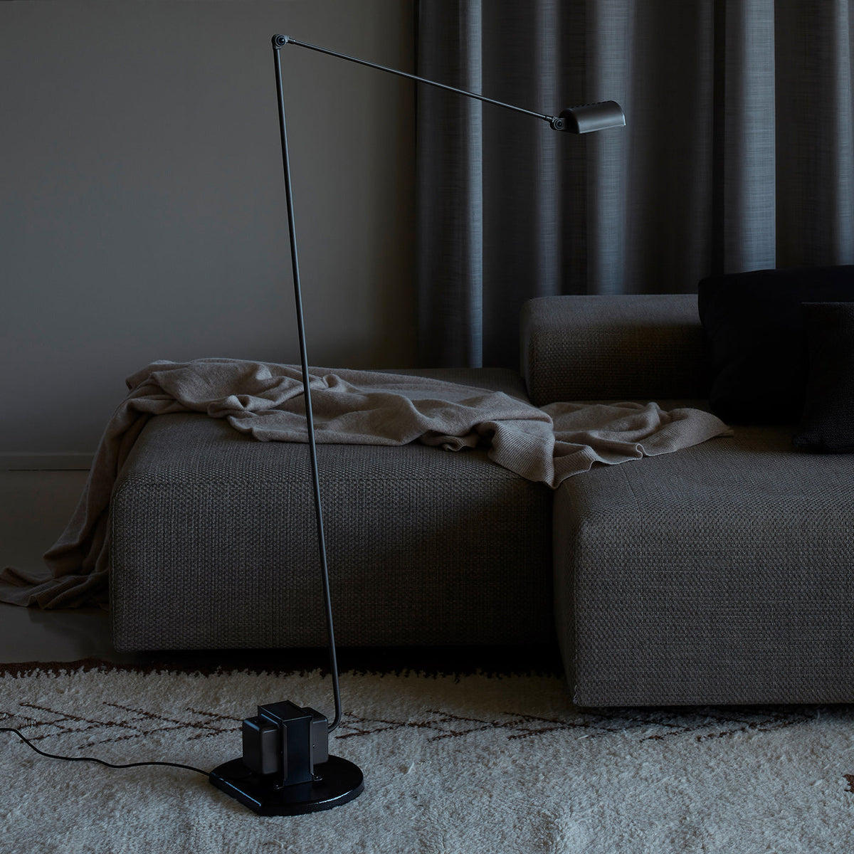 daphine-floor-lamp