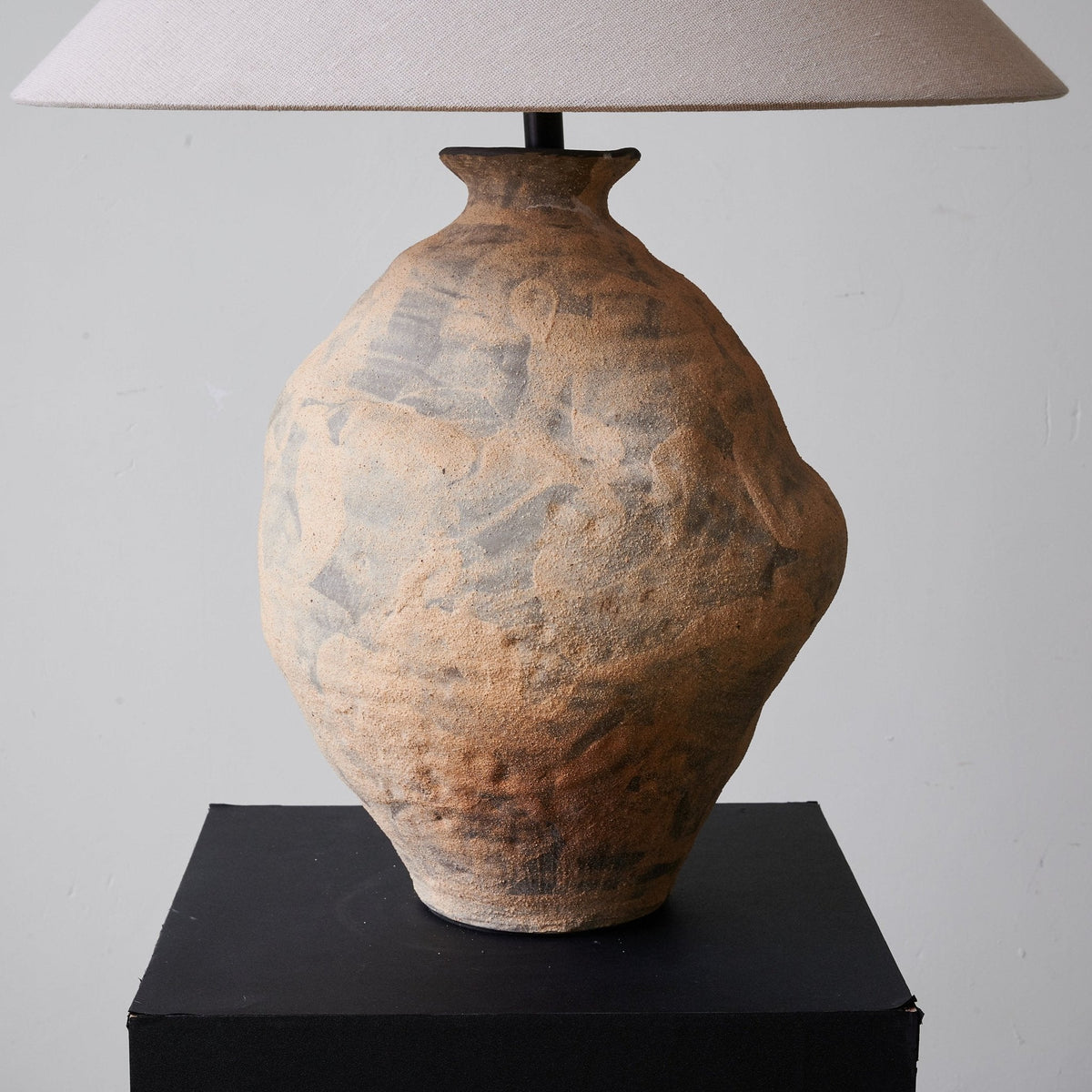 Duna Sculptural Ceramic Table Lamp with Linen Shade for Bedroom & Living Room