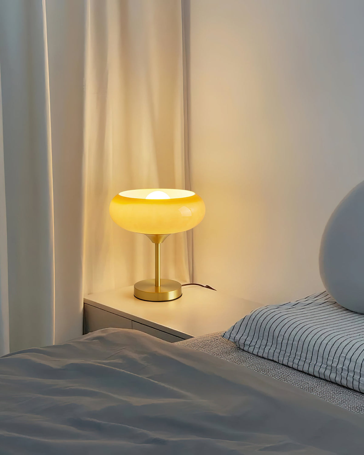 egg-tart-glass-table-lamp