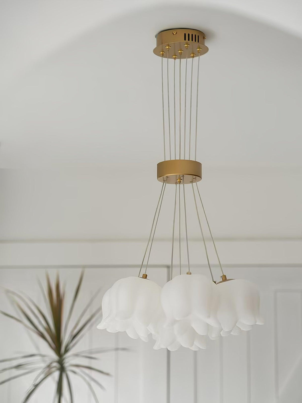 Floral Petal Pendant Light – Modern Gold Designer Hanging Lamp for Dining Room & Bedroom