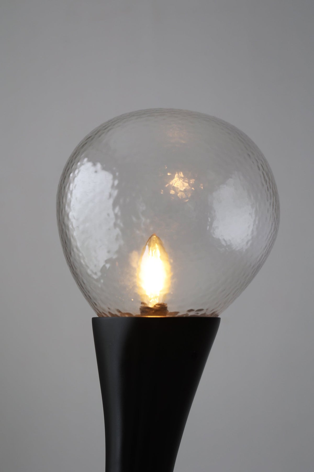 Elero Sculptural Floor Lamp – Modern Art Deco Lighting for Living Spaces
