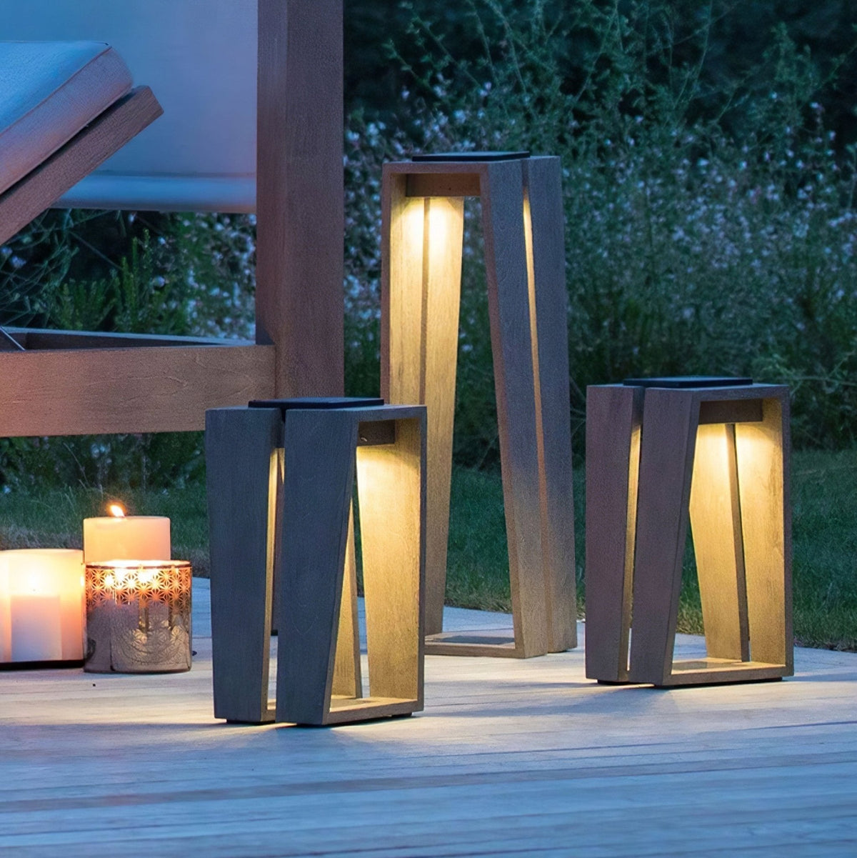 Elira Solar Bollard Light – Modern Outdoor Path Lighting in Matte Black