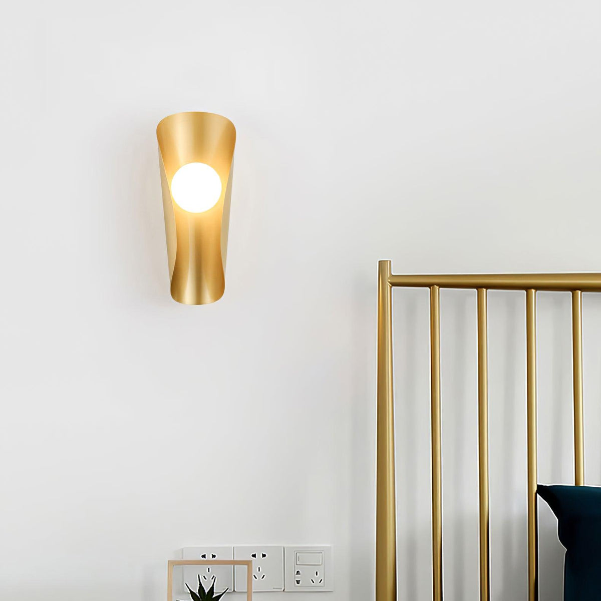 evie-wall-lamp