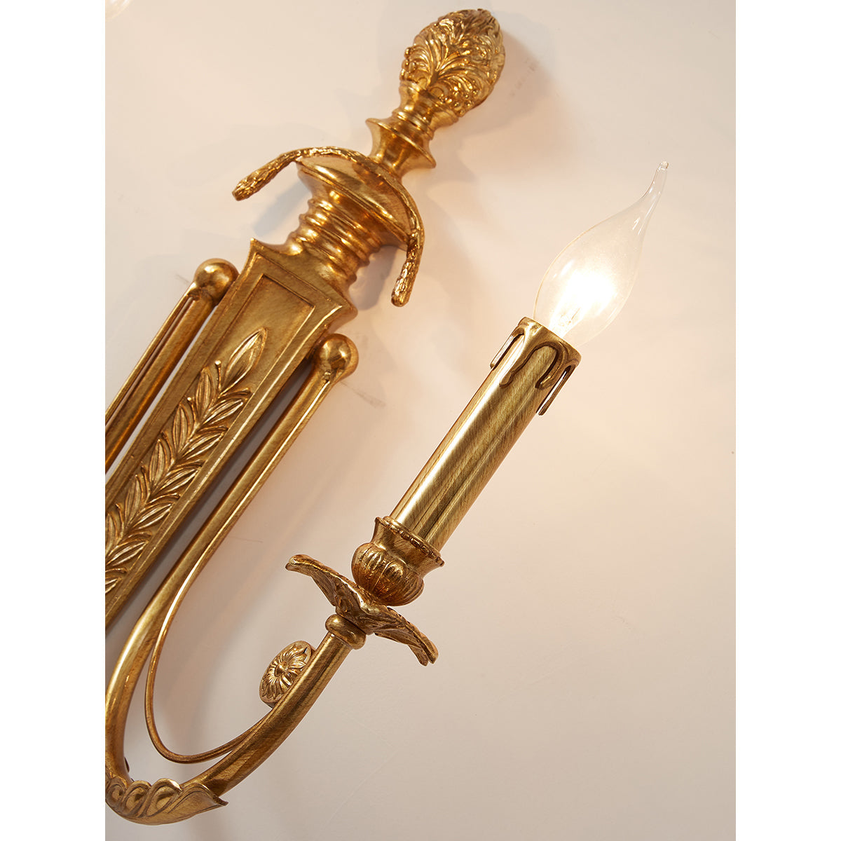 fabienne-wall-lamp