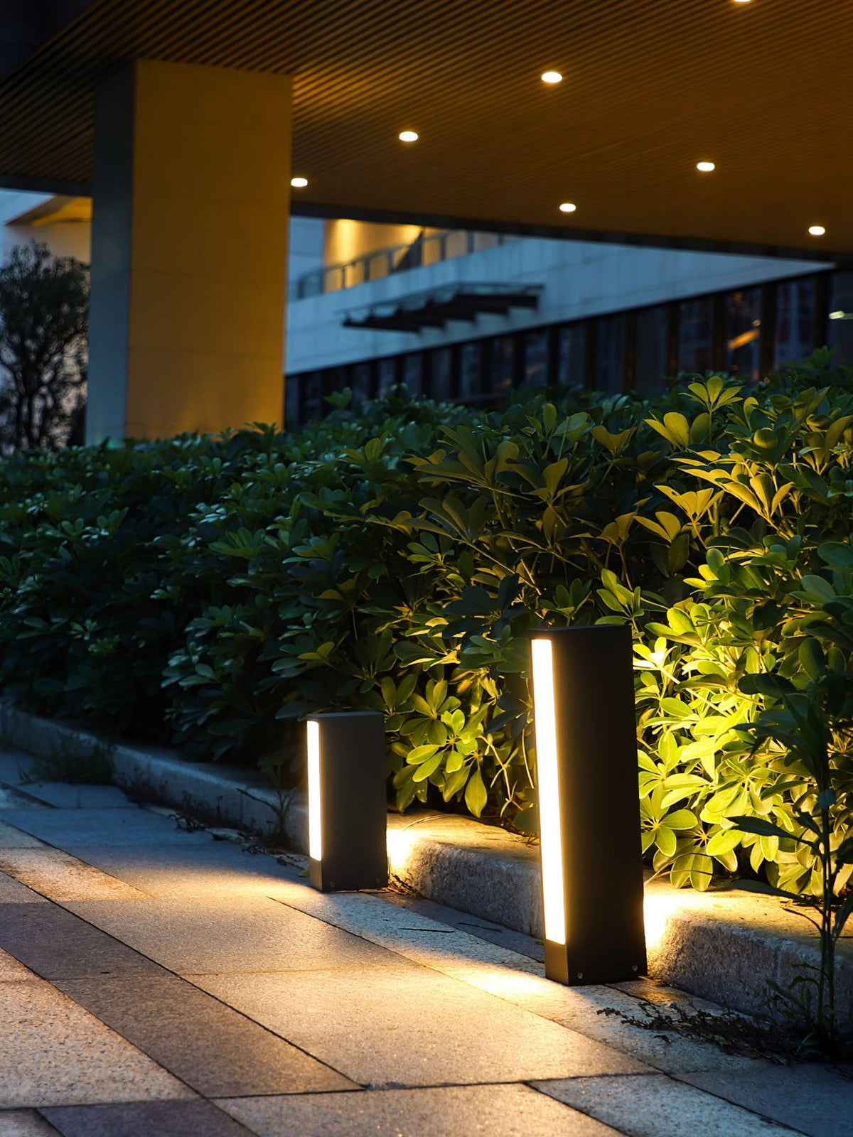 Faro Outdoor Post Light – Modern Cast Aluminum LED Lamp for Pathways & Gardens