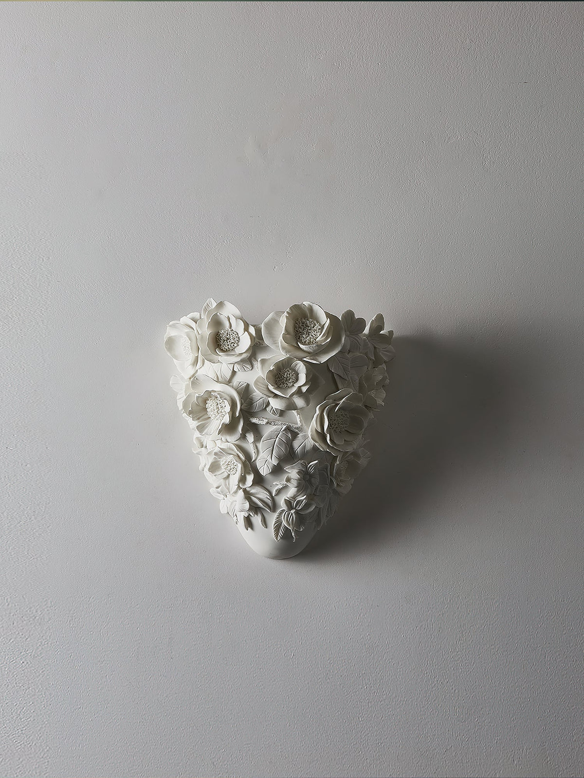 Floranza Ceramic Wall Sconce with Floral Relief – Modern LED Wall Light