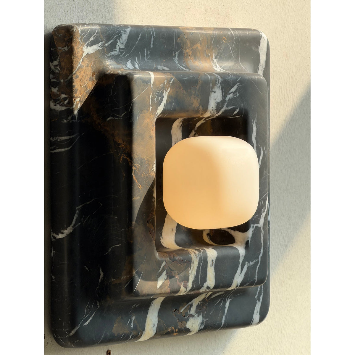 franklin-marble-wall-lamp